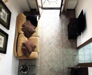 ein braunes Sofa im Wohnzimmer in der Unterkunft La Casa Vieja - 12010 in Ajo