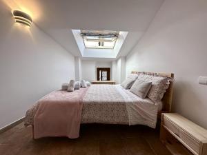 ein Schlafzimmer mit einem großen Bett mit einer rosa Decke in der Unterkunft La Casa Vieja - 12010 in Ajo