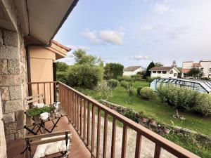 einen Balkon mit einer Bank und Blick auf einen Hof in der Unterkunft La Casa Vieja - 12010 in Ajo