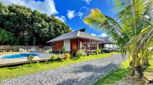 Piscina de la sau aproape de RAIATEA - Orion Pool Bungalow