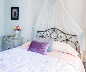 sypialnia z łóżkiem z baldachimem w obiekcie IreneHouse Victorian INN w mieście Sacramento