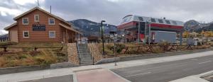 un edificio accanto a un edificio con un treno di Canyons Creekside 3b3ba Townhouse 1 Block to Ski Lift a Park City