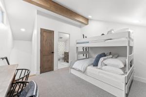 Ένα ή περισσότερα κρεβάτια σε δωμάτιο στο Canyons Creekside 3b3ba Townhouse 1 Block to Ski Lift