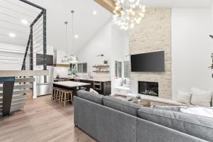 Η κουζίνα ή μικρή κουζίνα στο Canyons Creekside 3b3ba Townhouse 1 Block to Ski Lift