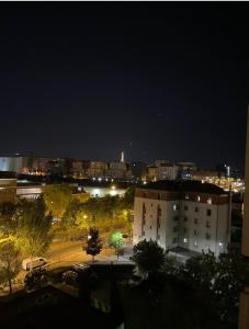 uma vista para uma cidade à noite com luzes em Appartement Familial avec Vue sur La Tour Eiffel em Clichy