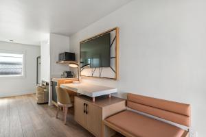 Habitación hospital con escritorio y espejo en Chablis Inn, en Napa