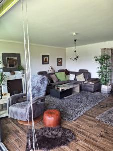 - un salon avec un canapé et une table dans l'établissement Rheinblick Apartment Remagen, à Remagen