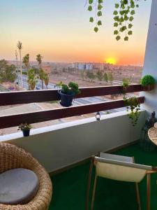 Cette chambre dispose d'un balcon offrant une vue sur la ville. dans l'établissement Splendido appartamento a Gueliz, à Marrakech