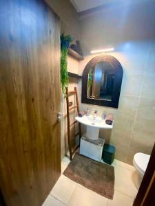 Splendido appartamento a Gueliz في مراكش: حمام مع حوض ومرآة