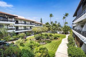 a view of the courtyard of a resort at Casa de Emdeko 221 in Kailua-Kona