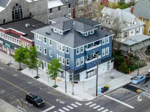 - une vue sur une maison bleue située dans une rue de la ville dans l'établissement Lovely Renovated 1Bdrm 1Bath Getaway, à Ocean City