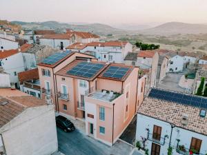 una ciudad con paneles solares en los tejados en RIMIR Hotel & Centro Benessere en Montecilfone
