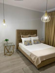 1 dormitorio con 1 cama con 2 almohadas y 2 luces en Pombal Suite, en Pombal