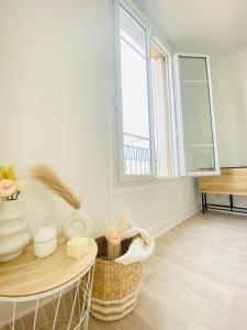 - un salon avec une table et une fenêtre dans l'établissement Charmant studio calme, proche La Défense & Paris & JO 2024, à La Garenne-Colombes