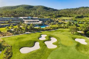 ポルト・エルコレにあるArgentario Golf & Wellness Resortのゴルフコースの空中からの景色を望めます。