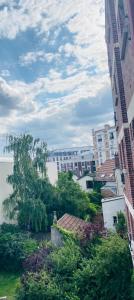 - une vue sur une ville avec des bâtiments et des arbres dans l'établissement Charmant studio calme, proche La Défense & Paris & JO 2024, à La Garenne-Colombes