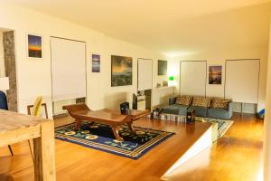 a living room with a couch and a table at Casa do Becco in Angra do Heroísmo