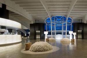 ポルト・エルコレにあるArgentario Golf & Wellness Resortの青い天井の大きな建物を利用した広い客室です。