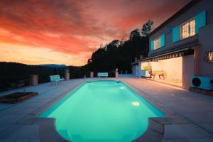 Villa Gilbert في Vins-sur-Caramy: مسبح مع غروب الشمس في الخلفية