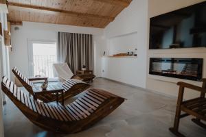 een woonkamer met verschillende stoelen en een bank bij RIMIR Hotel & Centro Benessere in Montecilfone