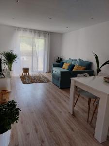 - un salon avec un canapé bleu et une table dans l'établissement Algarve Apartment 129, à Albufeira