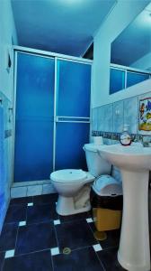 uma casa de banho azul com um WC e um lavatório em DEPARTAMENTO CÉNTRICO , CÓMODO Y ECONÓMICO EN CUSCO em Cusco