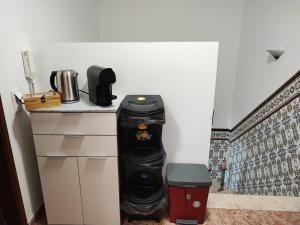 una cucina con bancone e cestino di Apartamentos Guiomar Campos a Porto Covo