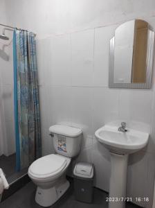ein Bad mit einem WC und einem Waschbecken in der Unterkunft La casa de Joan in Máncora