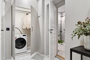 lavadero con lavadora y secadora en Beautiful apartment in the heart of Oslo!, en Oslo