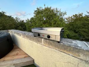 a grill sitting on top of a wall at ROOFTOP - COSY FLAT Jacuzzi Privatif Centre Senlis in Senlis