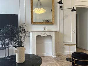 a living room with a fireplace and a mirror at Studio Fleuri in Cannes