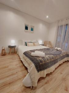 - une chambre avec un grand lit et 2 oreillers dans l'établissement Algarve Apartment 129, à Albufeira
