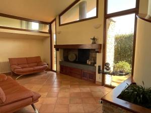ein Wohnzimmer mit einem Sofa und einem Kamin in der Unterkunft Villa Duomo Mare in Massa Marittima