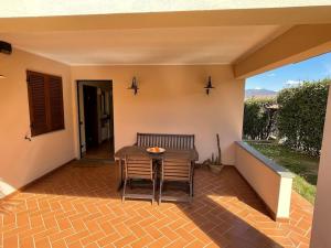eine Terrasse mit einem Tisch und Stühlen sowie einem Balkon in der Unterkunft Villa Duomo Mare in Massa Marittima