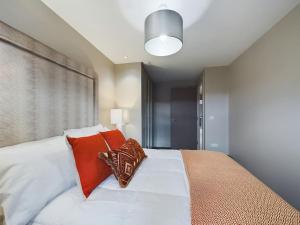 Postel nebo postele na pokoji v ubytování Malone Apartment on Lisburn Road by Lesley