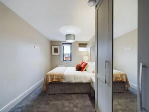 Postel nebo postele na pokoji v ubytování Malone Apartment on Lisburn Road by Lesley