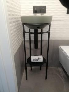 een badkamer met een wastafel en een handdoek op een kruk bij Rooftop 19_Amalfi Luxury Suite in Amalfi