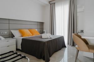 um quarto com uma cama com duas toalhas em RIMIR Hotel & Centro Benessere em Montecilfone