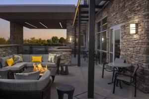 eine Terrasse mit Sofas und einer Feuerstelle in der Unterkunft SpringHill Suites by Marriott Loveland Fort Collins/Windsor in Windsor