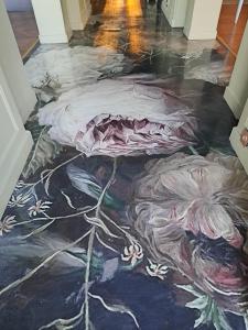 un piso con una pintura de flores en él en chambre d'hôtes Madame, en Branges