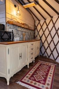 Jurtowe Wzgórze Glamping的厨房或小厨房