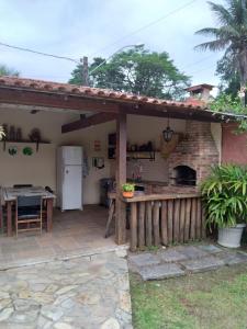 un patio di una casa con forno in mattoni di Guapimirim Casa de Campo a Guapimirim