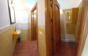 - un couloir avec une salle de bains pourvue d'une douche et une porte dans l'établissement Villa Lucía, à Alhaurín de la Torre
