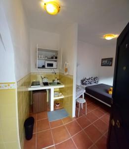 a small room with a kitchen and a bed at Villa Lucía in Alhaurín de la Torre