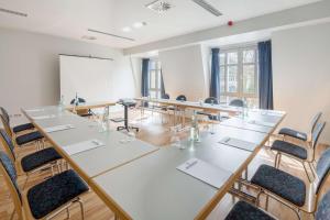 a conference room with a long table and chairs at Best Western Wein- und Parkhotel in Nierstein