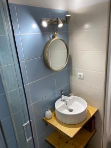 La salle de bains est pourvue d'un lavabo et d'un miroir. dans l'établissement VISIT MOURA - Solar das Flores, à Moura