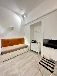 - une chambre avec un lit et une télévision dans l'établissement MAISON MARINELLA, à Naples