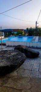 בריכת השחייה שנמצאת ב-Casa do Monte או באזור
