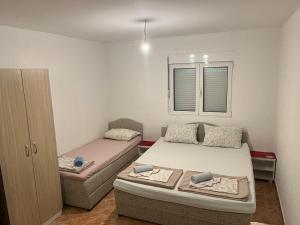 a small room with a bed and a couch at Apartmani Neda Bane in Petrovac na Moru