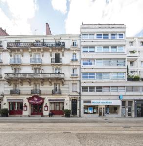 a large white building on a city street at Appartement tout confort hyper centre, proche gare avec balcon in Tours